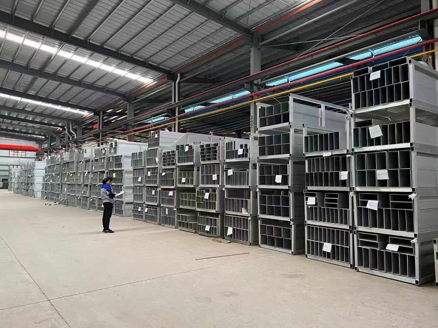 alumiininen neliöputki Alumiininen neliöputki varastossa työpaja