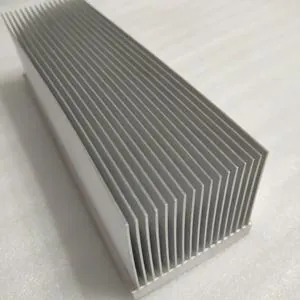 Dissipateur thermique à ailettes de grande surface