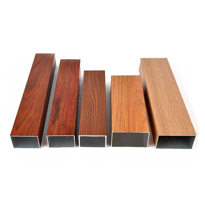 Tubo cuadrado de aluminio con grano de madera natural