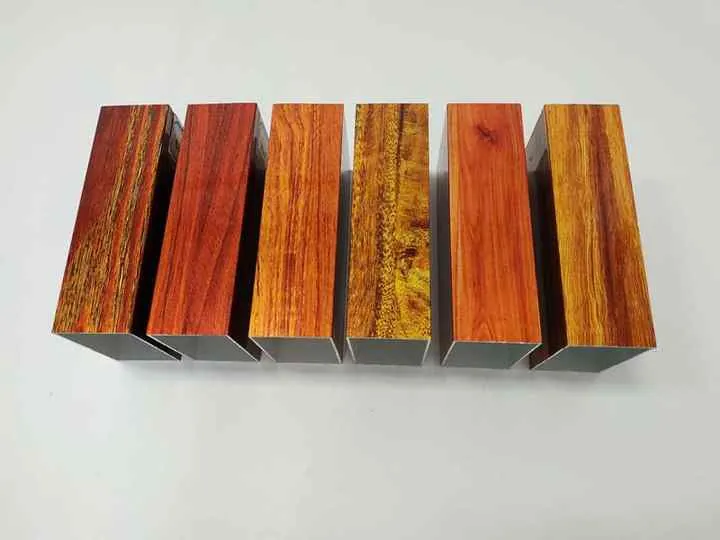 Perfil hueco cuadrado de aluminio con grano de madera
