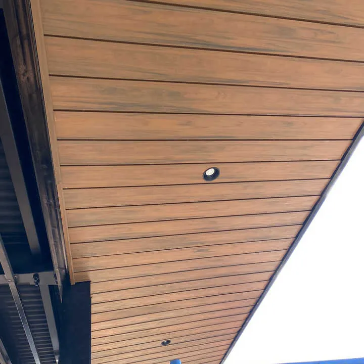 Plafón de aluminio con aspecto de madera
