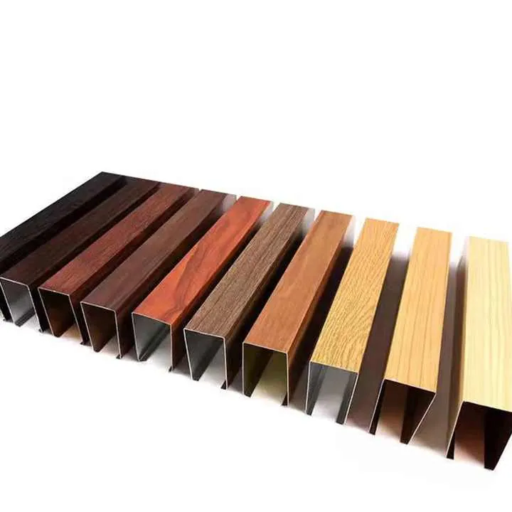 Perfil de aluminio extruido de uso arquitectónico con acabado de grano de madera